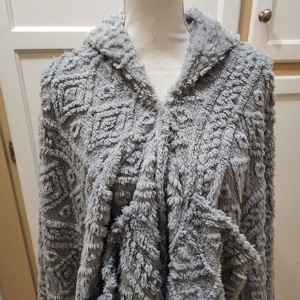 Cozy Gray Hooded Fuzzy Sherpa Fleece Poncho NWOT - Picture 8 of 11